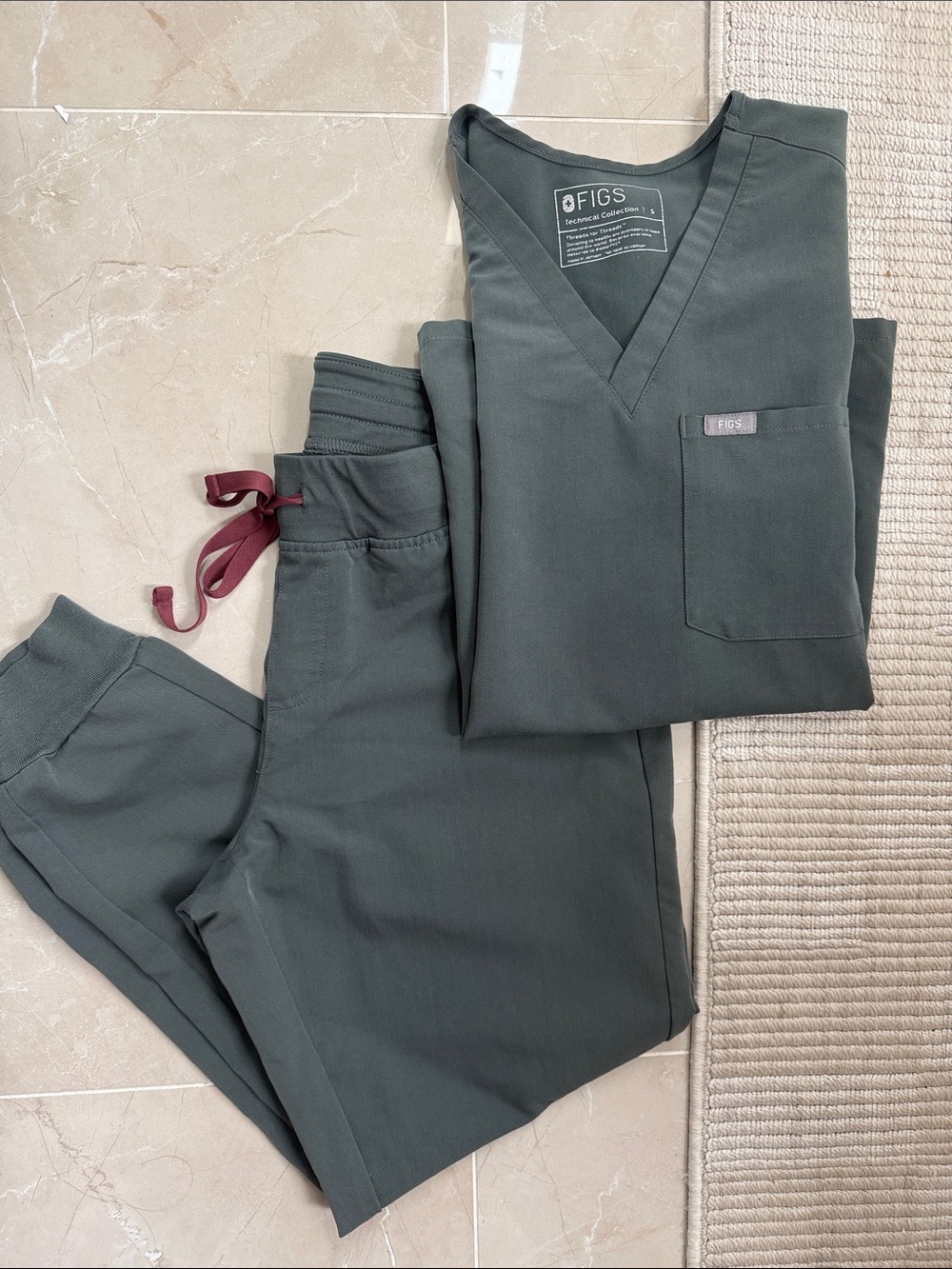 FIGS women’s Jogger Scrub Set